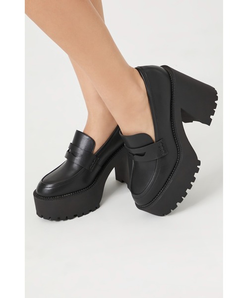 FOREVER 21(フォーエバー トゥエンティーワン)の「厚底ヒールローファー(ローファー・レディース・ブラック・24cm/23cm)」の2枚目の写真