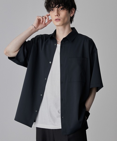 MONO-MART（モノマート）の「綾トロミ オーバーサイズドレープリラクシング半袖シャツ（シャツ/ブラウス・メンズ・アイボリー/ブラック/ブルーグレー/ブルーグリーン/チャコール/モカ/ダークブラウン/ダークネイビー/ライトグレー/バーガンディー・M/L）」の9枚目の写真