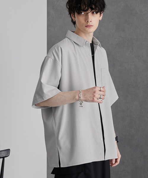 MONO-MART（モノマート）の「綾トロミ オーバーサイズドレープリラクシング半袖シャツ（シャツ/ブラウス・メンズ・アイボリー/ブラック/ブルーグレー/ブルーグリーン/チャコール/モカ/ダークブラウン/ダークネイビー/ライトグレー/バーガンディー・M/L）」の4枚目の写真