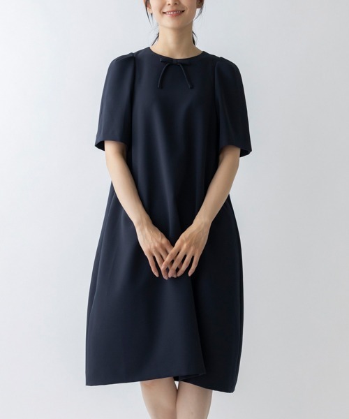 Sono(ソーノ)の「【SONO/ソーノ】防シワダブルクロスフロントリボンレディワンピース(ワンピース・レディース・ブラック/ネイビー・2/1)」の2枚目の写真