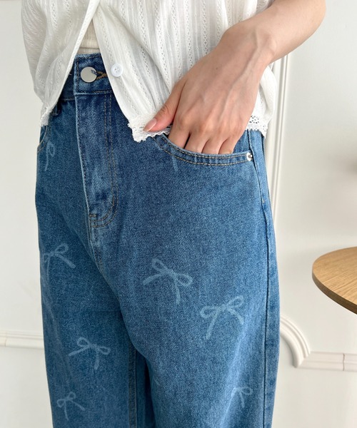Loueme（ルエム）の「メニーリボンプリントデニムパンツ（デニムパンツ・レディース・ブルー・S/M）」の6枚目の写真