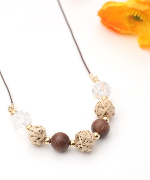 チチカカ(チチカカ)の「クリアラタンボールネックレス(ネックレス・レディース・ブラウン/ベージュ・FREE)」の2枚目の写真