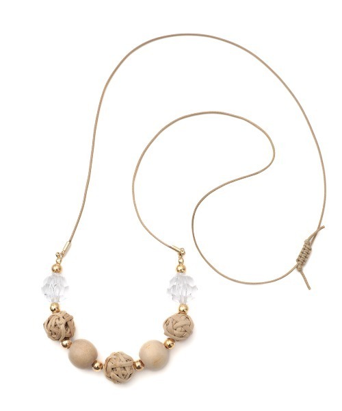 チチカカ(チチカカ)の「クリアラタンボールネックレス(ネックレス・レディース・ブラウン/ベージュ・FREE)」の4枚目の写真