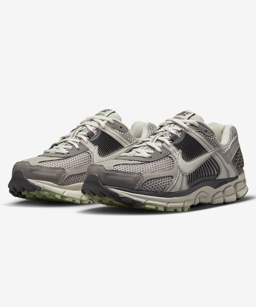 NIKE（ナイキ）の「NIKE WMNS ZOOM VOMERO 5 FB8825-001