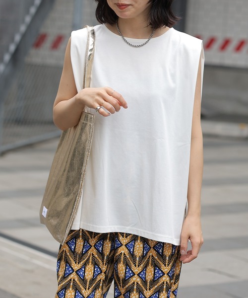 LEPSIM(レプシィム)の「【3つの機能付き】ショルダータックノースリーブ 987484(Tシャツ/カットソー・レディース・オフホワイト/ブラック/ホワイト×ブラック/ライトカーキ・FREE)」の6枚目の写真