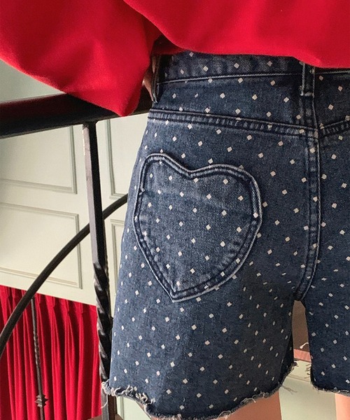 LYEON(リヨン)の「バックハートポケットドット抜染デニムショートパンツ(デニムパンツ・レディース・ブルー/ライトブルー・FREE)」の2枚目の写真