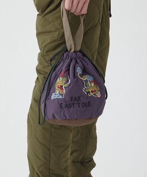 KRIFF MAYER（クリフメイヤー）の「スーベニア刺繍巾着バッグ（ショルダーバッグ・メンズ・パープル/キャメル/ブラック/ピンクベージュ/オリーブ/オフホワイト・FREE）」の4枚目の写真