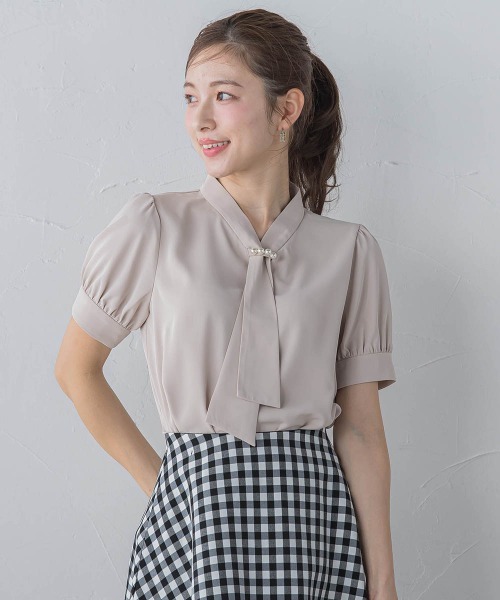 QUEENS COURT(クイーンズコート)の「半袖パール付きボウタイブラウス≪洗濯機で洗える≫(シャツ/ブラウス・レディース・ベージュ/ホワイト/ピンク/ライトグレー/ブラック・M)」の5枚目の写真