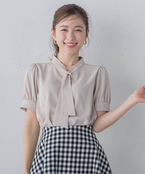 QUEENS COURT(クイーンズコート)の「半袖パール付きボウタイブラウス≪洗濯機で洗える≫(シャツ/ブラウス・レディース・ベージュ/ホワイト/ピンク/ライトグレー/ブラック・M)」の9枚目の写真
