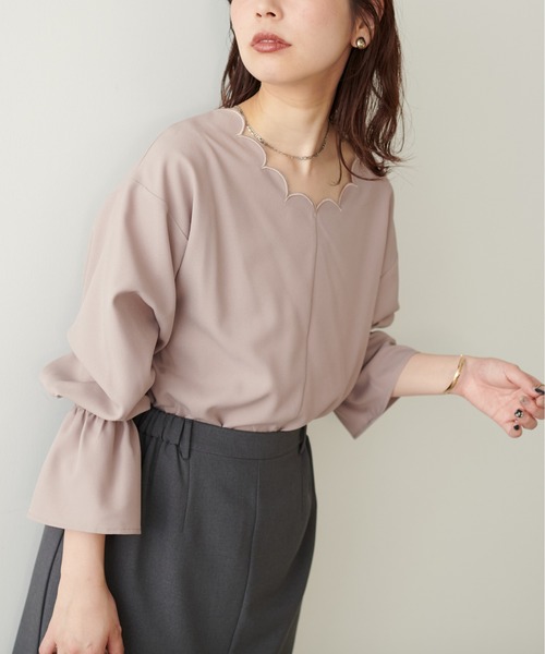 natural couture(ナチュラルクチュール)の「2WAYスカラップブラウス(シャツ/ブラウス・レディース・ブラック/ピンク/ブルー/アイボリー/ボルドー/その他1/その他2/グレイッシュベージュ・FREE)」の4枚目の写真