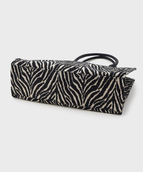 INDIVI(インディヴィ)の「◆【大人気バッグ!/A4収納可能】ジャカードスクエアバッグ(トートバッグ・レディース・チャコール/ダークブラウン系3/ブラック系3/グレー系3・00)」の8枚目の写真