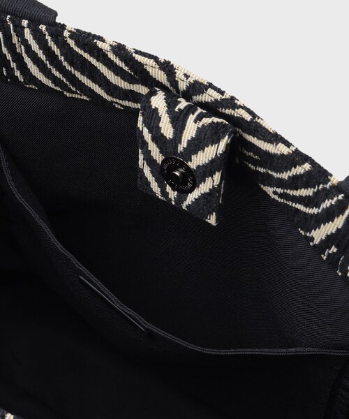 INDIVI(インディヴィ)の「◆【大人気バッグ!/A4収納可能】ジャカードスクエアバッグ(トートバッグ・レディース・チャコール/ダークブラウン系3/ブラック系3/グレー系3・00)」の14枚目の写真