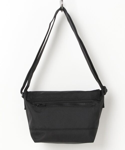 NEW ERA（ニューエラ）の「【UNIVERSAL OVERALL/ユニバーサルオーバーオール】ワンポイントロゴショルダーバッグ（ショルダーバッグ・メンズ・ブラック・FREE）」の2枚目の写真