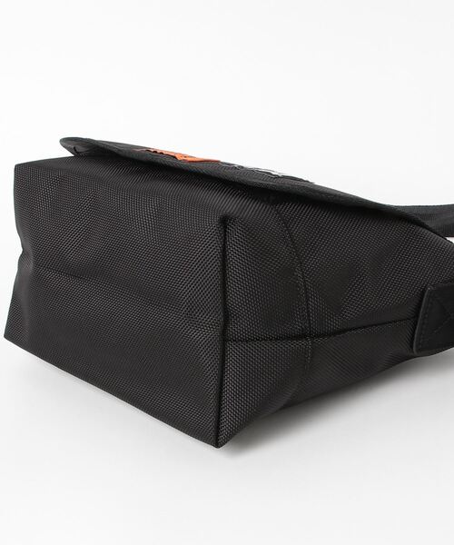 NEW ERA（ニューエラ）の「【UNIVERSAL OVERALL/ユニバーサルオーバーオール】ワンポイントロゴショルダーバッグ（ショルダーバッグ・メンズ・ブラック・FREE）」の3枚目の写真