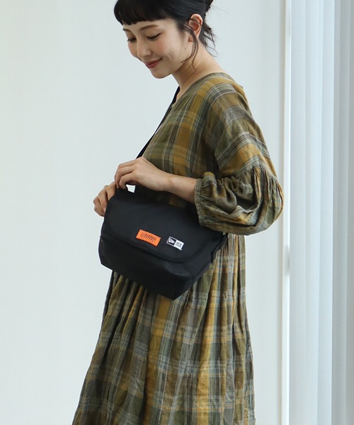 NEW ERA（ニューエラ）の「【UNIVERSAL OVERALL/ユニバーサルオーバーオール】ワンポイントロゴショルダーバッグ（ショルダーバッグ・メンズ・ブラック・FREE）」の6枚目の写真