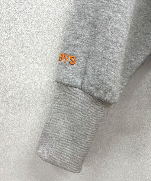 刺繍フーディ裏起毛ミディアムショート ちょうど良い着丈を探したオリジナルトレーナー 長い袖がスタイル良く見せるこなれたバランス 刺繍がスパイシー 6色展開】ロゴ刺繍裏起毛クロップド丈トレーナー（スウェット