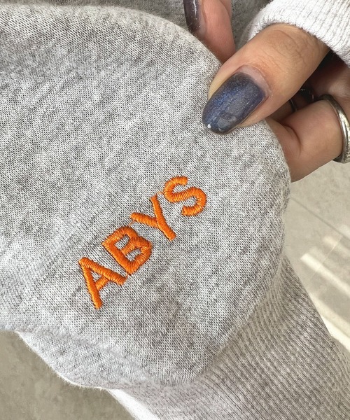 ABYS（アビス）の「【6色展開】ロゴ刺繍裏起毛クロップド丈トレーナー（スウェット・レディース・ネイビー/イエロー/杢グレー/グリーン/ボルドー/パープル・FREE）」の7枚目の写真