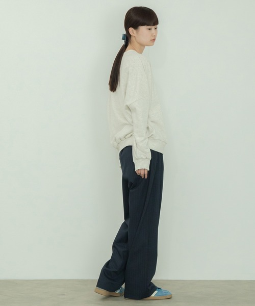 HEILIS(ヘイリス)の「裏毛ロゴルーズスウェットトップス / オーバーサイズ 長袖 プルオーバー シティガール 秋服 冬服 アイボリー グリーン ネイビー(スウェット・レディース・ネイビー/グリーン/アイボリー・FREE)」の13枚目の写真