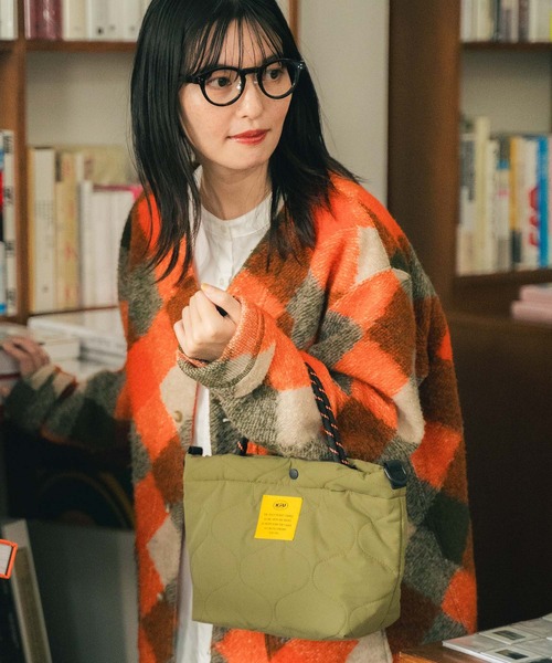 KiU（キウ）の「キルティングパデッドトートバッグミニ（トートバッグ・レディース・ブラック/グレー/レオパード/アイボリー/カーキ・FREE）」の5枚目の写真