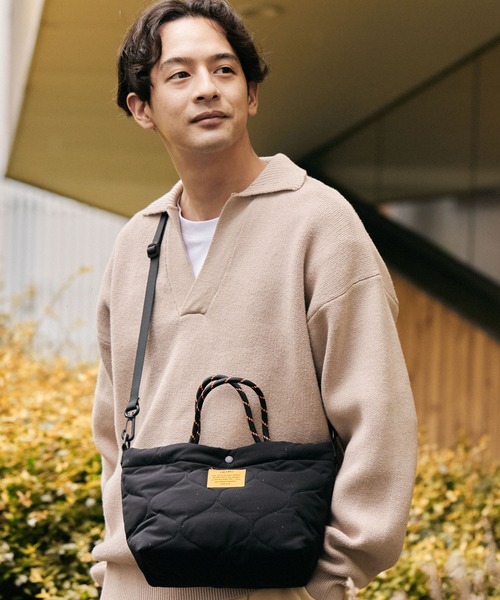 KiU（キウ）の「キルティングパデッドトートバッグミニ（トートバッグ・レディース・ブラック/グレー/レオパード/アイボリー/カーキ・FREE）」の2枚目の写真