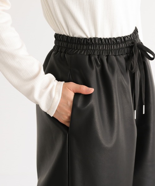 n'OrLABEL(ノアールレーベル)の「合成皮革ストレートワイドパンツ(その他パンツ・レディース・ブラック・1/2)」の13枚目の写真