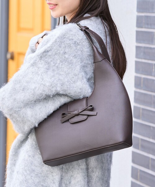 FREAK'S STORE（フリークスストア）の「限定展開　ワンポイント リボン ムーン ハンドバッグ（ハンドバッグ・レディース・ワイン/ブラック/ブラウン・ONE SIZE）」の2枚目の写真