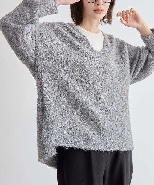 for/c(フォーシー)の「ブークレVネックニットプルオーバー【サスティナブル】(ニット/セーター・レディース・ライトパープル/ライトブラウン/グレー/アイボリー・L/M/LL)」の21枚目の写真