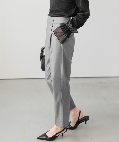 AMELY(エミリー)の「ウエストフリル テーパードパンツ(その他パンツ・レディース・ベージュ/ネイビー/グレー/ブラック・L/M)」の10枚目の写真