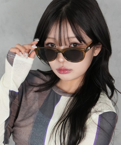 BARELY BLUE(ベアリーブルー)の「【 BARELY BLUE / ベアリーブルー 】 クリア フレーム サイド デザイン サングラス(サングラス・レディース・ブラック系/ブラック/カーキ/グレー・FREE)」の4枚目の写真