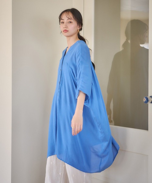 earth music&ecology(アースミュージックアンドエコロジー)の「レーヨンビッグシャツチュニック(チュニック・レディース・グリーン系その他3/パープル/ブルー/オフホワイト/ブラック・FREE)」の8枚目の写真