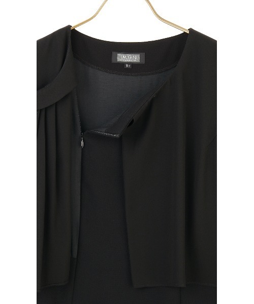 AOYAMA（アオヤマ）の「【ブラックフォーマルアンサンブル】自宅で洗える！ノーカラージャケット＋シフォンフリルブラウスワンピース〈大きいサイズあり〉｜喪服・礼服・冠婚葬祭・オケージョン｜（スーツセット・レディース・ブラック・5号/7号/9号/11号/13号/15号/17号/19号/21号/23号/25号/27号/29号）」の3枚目の写真