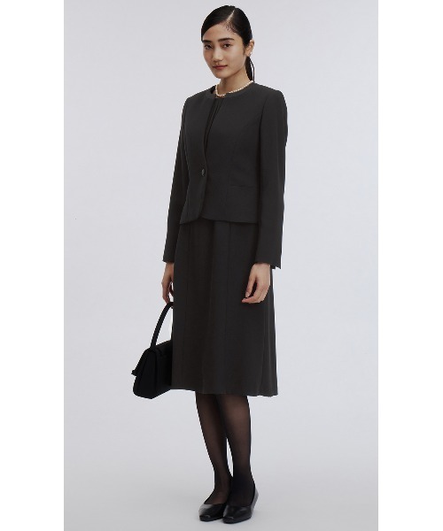 AOYAMA（アオヤマ）の「【ブラックフォーマルアンサンブル】自宅で洗える！ノーカラージャケット＋シフォンフリルブラウスワンピース〈大きいサイズあり〉｜喪服・礼服・冠婚葬祭・オケージョン｜（スーツセット・レディース・ブラック・5号/7号/9号/11号/13号/15号/17号/19号/21号/23号/25号/27号/29号）」の11枚目の写真