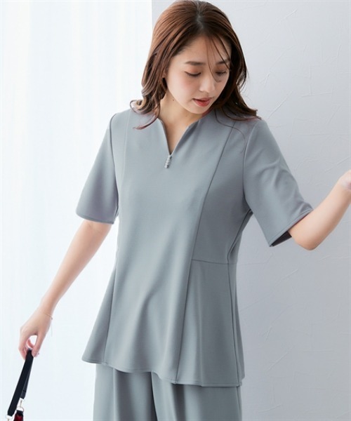 7days Life Styling(セブンデイズライフスタイリング)の「【UVカット】カットソーキーネックペプラムストレッチプルオーバー ジャージーシリーズ(Tシャツ/カットソー・レディース・オフホワイト/グレー/ブラック・M/L/LL)」の1枚目の写真