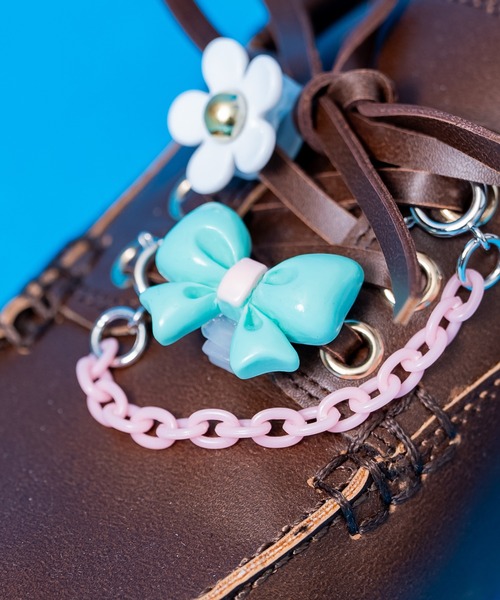 an meets zakka(アンミツザッカ)の「an meets zakka リボンシューレースチャーム(シューズアクセサリー・レディース・ラベンダー/ピンク/クリアブルー/ブルー・ONESIZE)」の1枚目の写真
