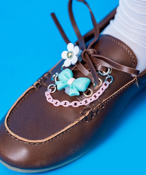 an meets zakka(アンミツザッカ)の「an meets zakka リボンシューレースチャーム(シューズアクセサリー・レディース・ラベンダー/ピンク/クリアブルー/ブルー・ONESIZE)」の9枚目の写真