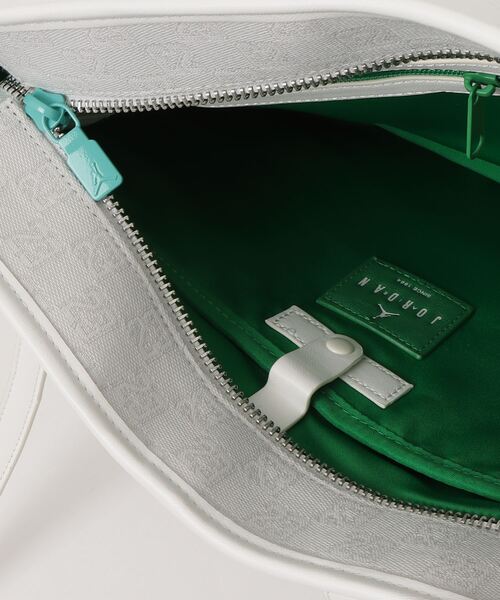 JORDAN BRAND（ジョーダンブランド）の「ジョーダン  バスケットボール バッグ（ショルダーバッグ・メンズ・オフホワイト・ONE SIZE）」の4枚目の写真