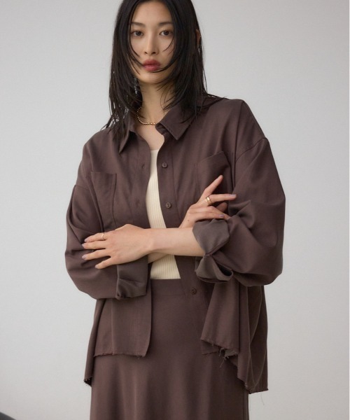 AZUL by moussy（アズールバイマウジー）の「ラウンドヘムルーズシャツ（シャツ/ブラウス・レディース・ブラウン/ブラック/グレイッシュベージュ・FREE）」の3枚目の写真
