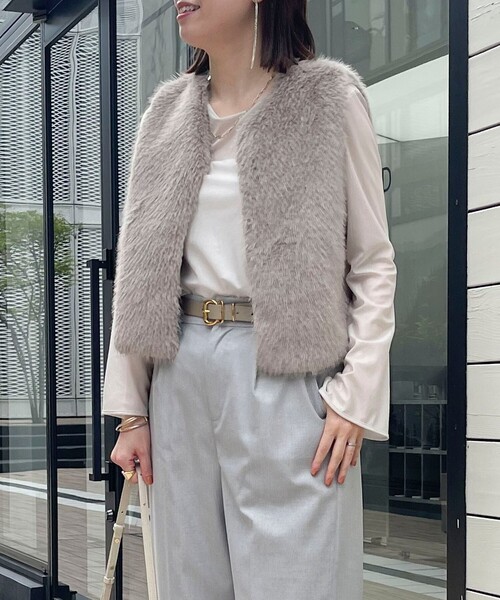 MICO COULIER（ミコクリエ）の「フェイクフォックスファーベスト（ブルゾン・レディース・グレイッシュベージュ/ベージュ・38）」の2枚目の写真