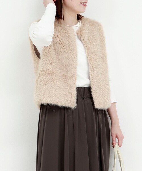 MICO COULIER（ミコクリエ）の「フェイクフォックスファーベスト（ブルゾン・レディース・グレイッシュベージュ/ベージュ・38）」の4枚目の写真