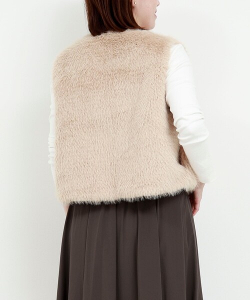 MICO COULIER（ミコクリエ）の「フェイクフォックスファーベスト（ブルゾン・レディース・グレイッシュベージュ/ベージュ・38）」の8枚目の写真