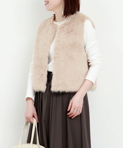 MICO COULIER（ミコクリエ）の「フェイクフォックスファーベスト（ブルゾン・レディース・グレイッシュベージュ/ベージュ・38）」の10枚目の写真