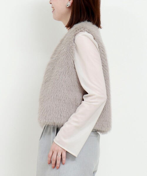 MICO COULIER（ミコクリエ）の「フェイクフォックスファーベスト（ブルゾン・レディース・グレイッシュベージュ/ベージュ・38）」の19枚目の写真