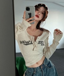 semuse（セミューズ）の「ロゴプリントヘンリーネッククロップド丈ロンT（Tシャツ/カットソー）」