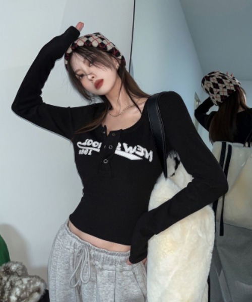 semuse(セミューズ)の「ロゴプリントヘンリーネッククロップド丈ロンT(Tシャツ/カットソー・レディース・ブラック/アイボリー・S/M)」の2枚目の写真