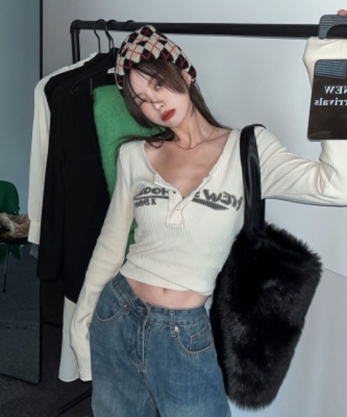 semuse(セミューズ)の「ロゴプリントヘンリーネッククロップド丈ロンT(Tシャツ/カットソー・レディース・ブラック/アイボリー・S/M)」の15枚目の写真