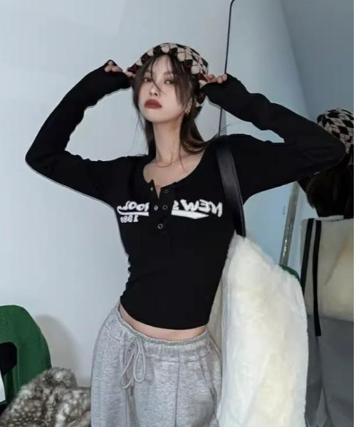 semuse(セミューズ)の「ロゴプリントヘンリーネッククロップド丈ロンT(Tシャツ/カットソー・レディース・ブラック/アイボリー・S/M)」の6枚目の写真
