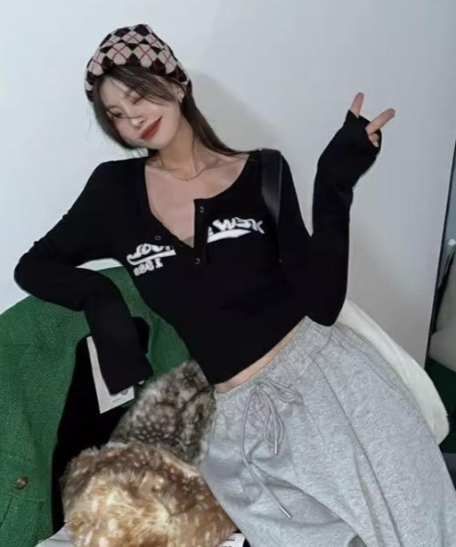 semuse(セミューズ)の「ロゴプリントヘンリーネッククロップド丈ロンT(Tシャツ/カットソー・レディース・ブラック/アイボリー・S/M)」の7枚目の写真