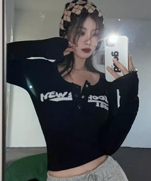 semuse(セミューズ)の「ロゴプリントヘンリーネッククロップド丈ロンT(Tシャツ/カットソー・レディース・ブラック/アイボリー・S/M)」の18枚目の写真
