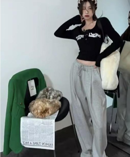 semuse(セミューズ)の「ロゴプリントヘンリーネッククロップド丈ロンT(Tシャツ/カットソー・レディース・ブラック/アイボリー・S/M)」の19枚目の写真