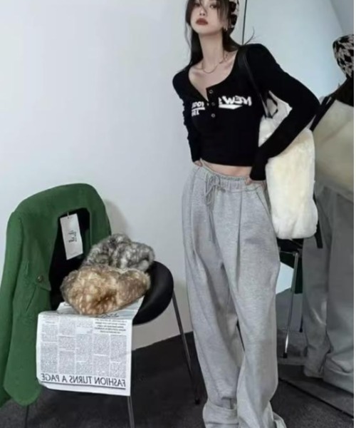 semuse(セミューズ)の「ロゴプリントヘンリーネッククロップド丈ロンT(Tシャツ/カットソー・レディース・ブラック/アイボリー・S/M)」の20枚目の写真